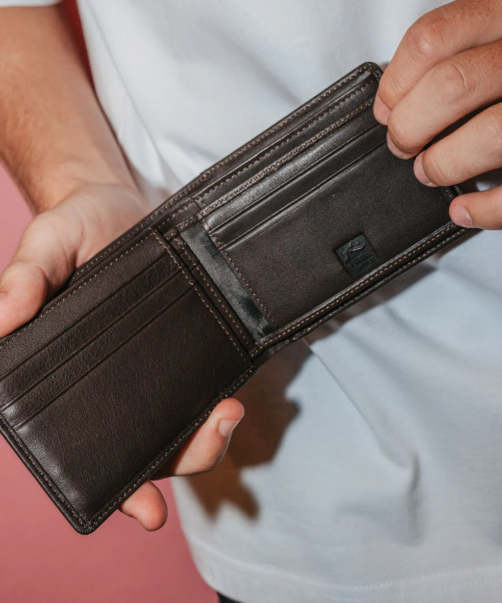rusty-high-river-2-leather-wallet-coffee-detail.webp