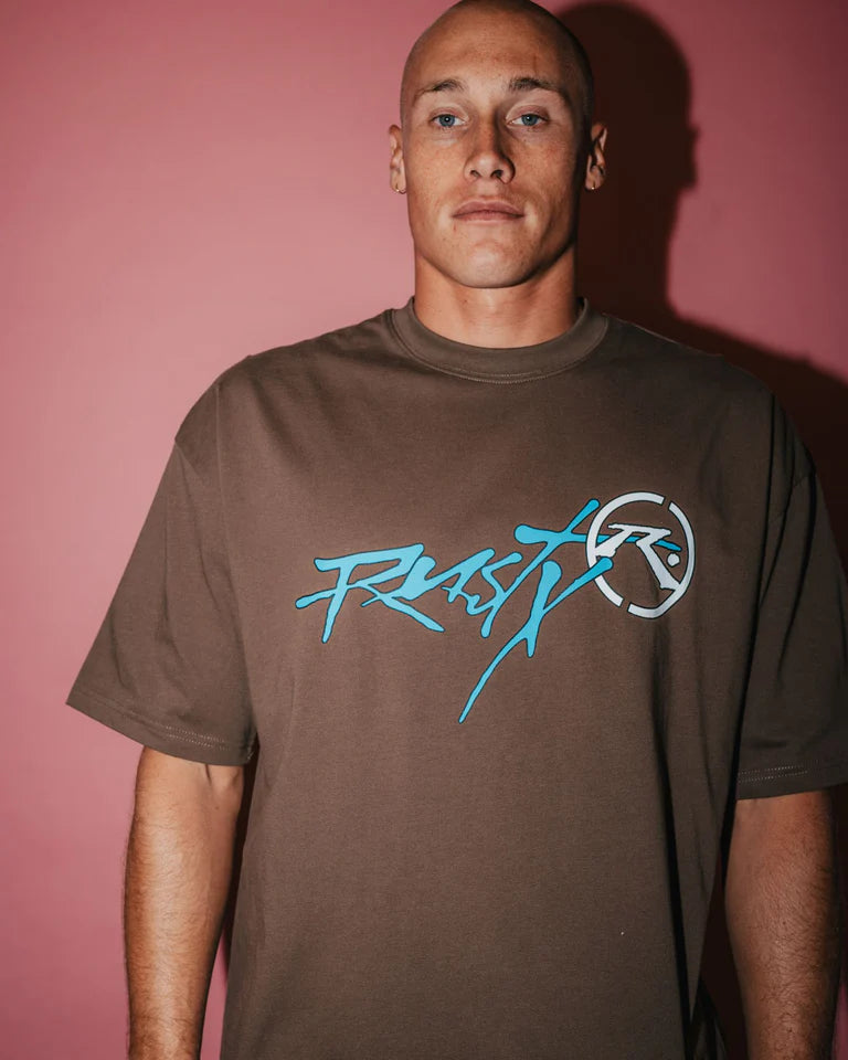 RUSTY HOODUS GRAPHIC TEE – MENS VINTAGE SURF LOGO TEE PINECONE