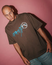 RUSTY HOODUS GRAPHIC TEE – MENS VINTAGE SURF LOGO TEE PINECONE