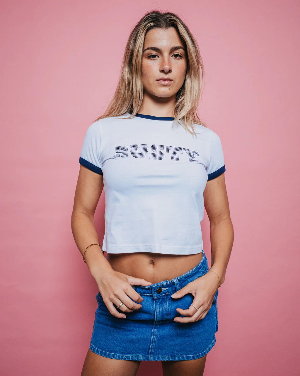 RUSTY HOT STUD CONTRAST RINGER BABY TEE – WOMENS RETRO FITTED TEE WHITE