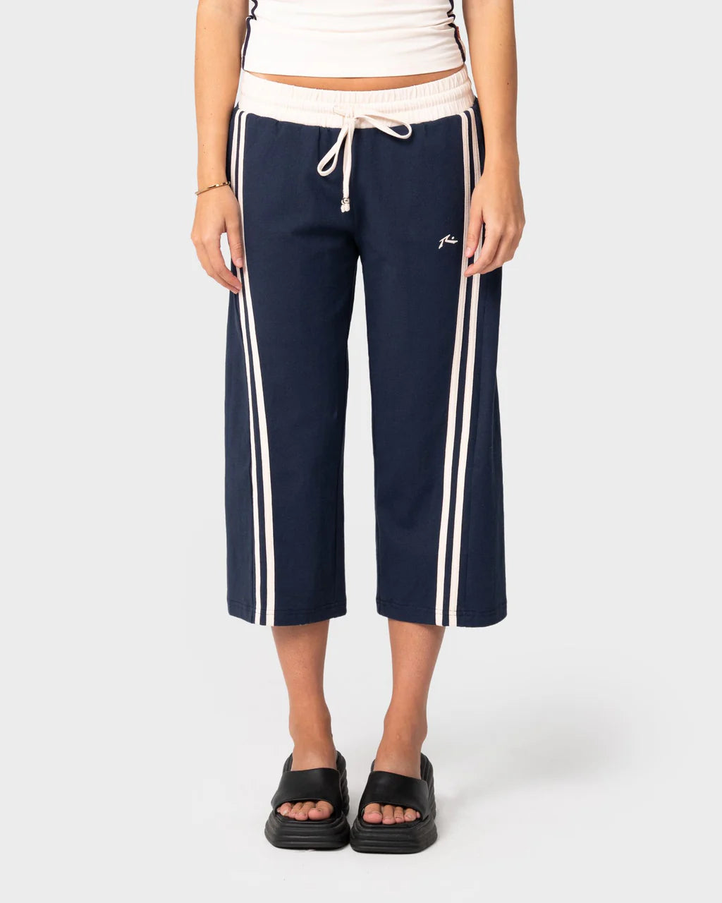 RUSTY MANEATER LOW RISE CAPRI TRACK PANT – NAVY BLUE