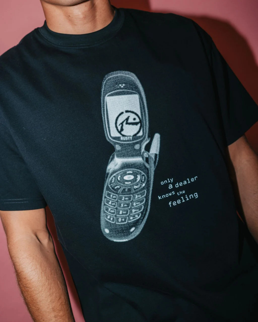 RUSTY PHONE A FRIEND GRAPHIC TEE – MENS PREMIUM COTTON SURF LOGO TEE BLACK