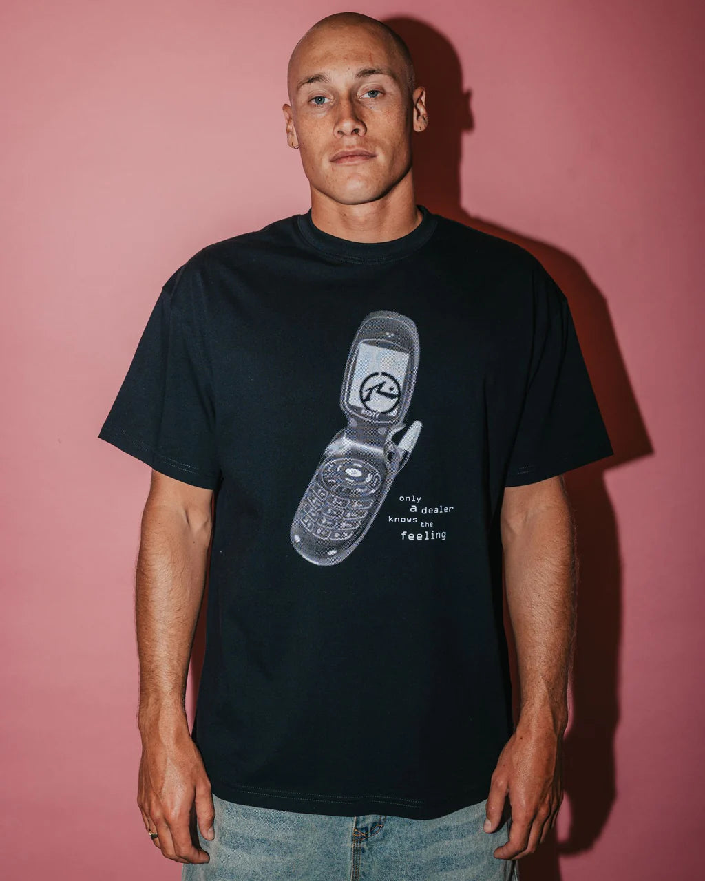 RUSTY PHONE A FRIEND GRAPHIC TEE – MENS PREMIUM COTTON SURF LOGO TEE BLACK