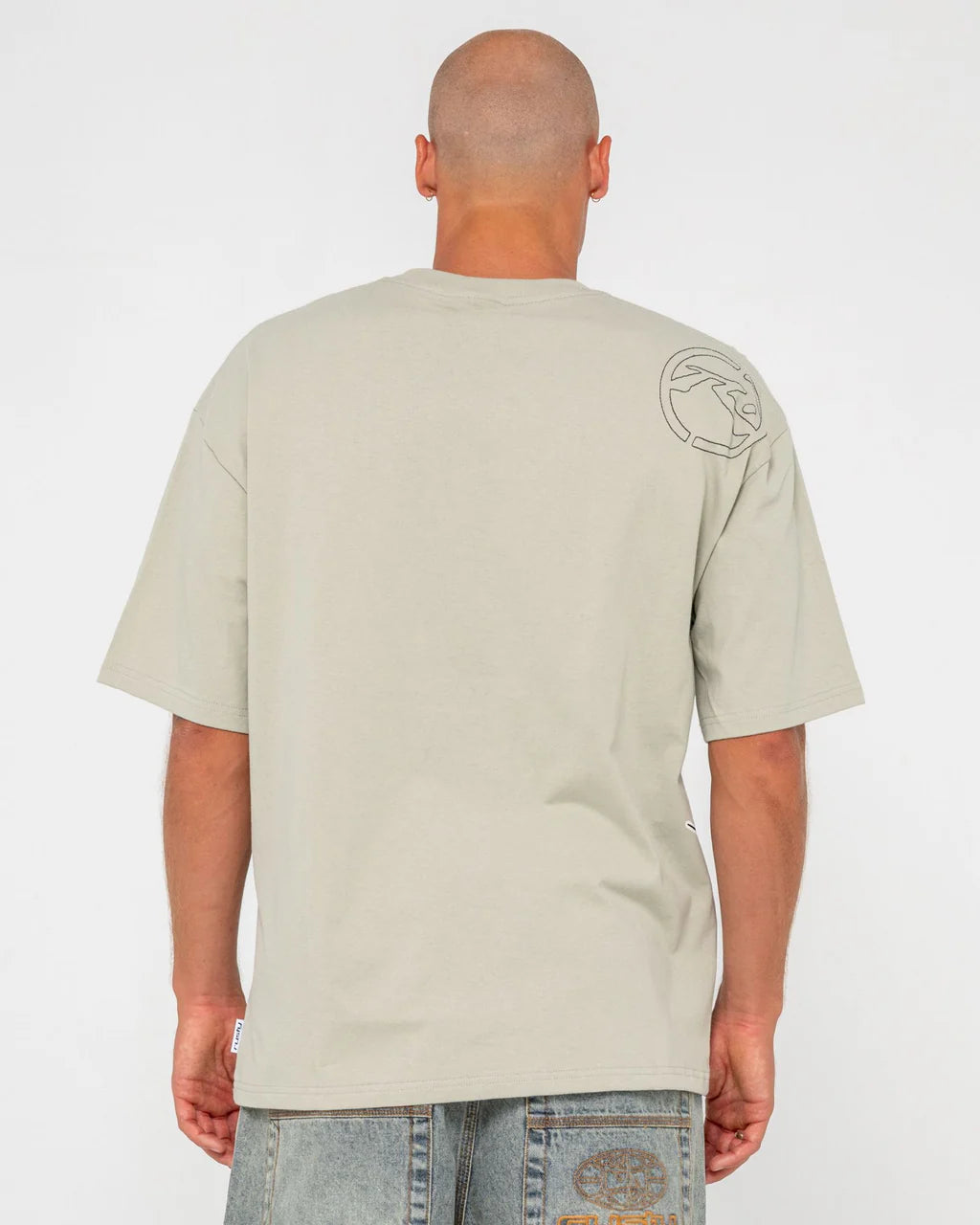 RUSTY SPRAYA GRAPHIC TEE – MENS COTTON SURF STREET LOGO T-SHIRT ABBEY STONE