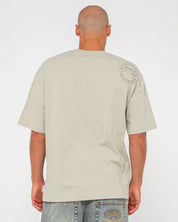RUSTY SPRAYA GRAPHIC TEE – MENS COTTON SURF STREET LOGO T-SHIRT ABBEY STONE