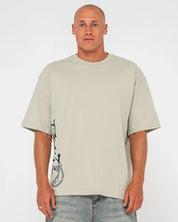 RUSTY SPRAYA GRAPHIC TEE – MENS COTTON SURF STREET LOGO T-SHIRT ABBEY STONE