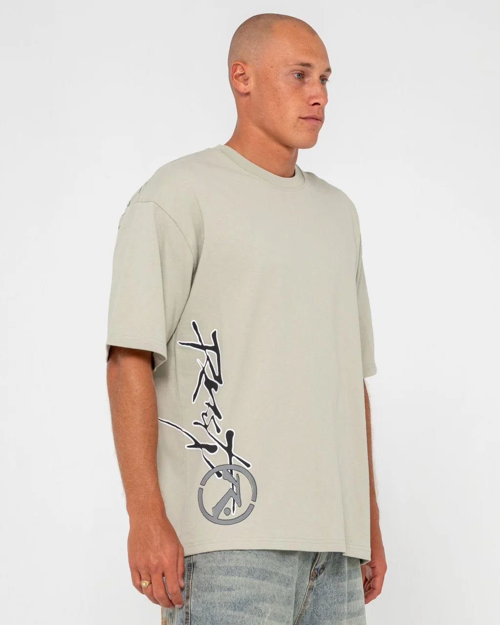 RUSTY SPRAYA GRAPHIC TEE – MENS COTTON SURF STREET LOGO T-SHIRT ABBEY STONE