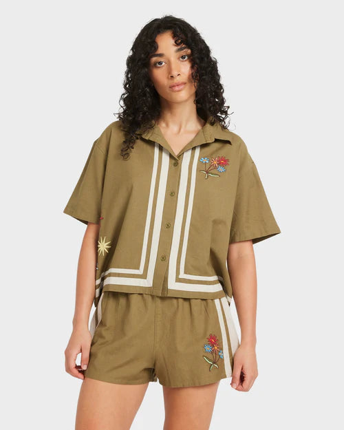 RVCA MEL G BUTTON DOWN SHORT SLEEVE SHIRT – WOMENS RELAXED WOVEN TOP OLIVE