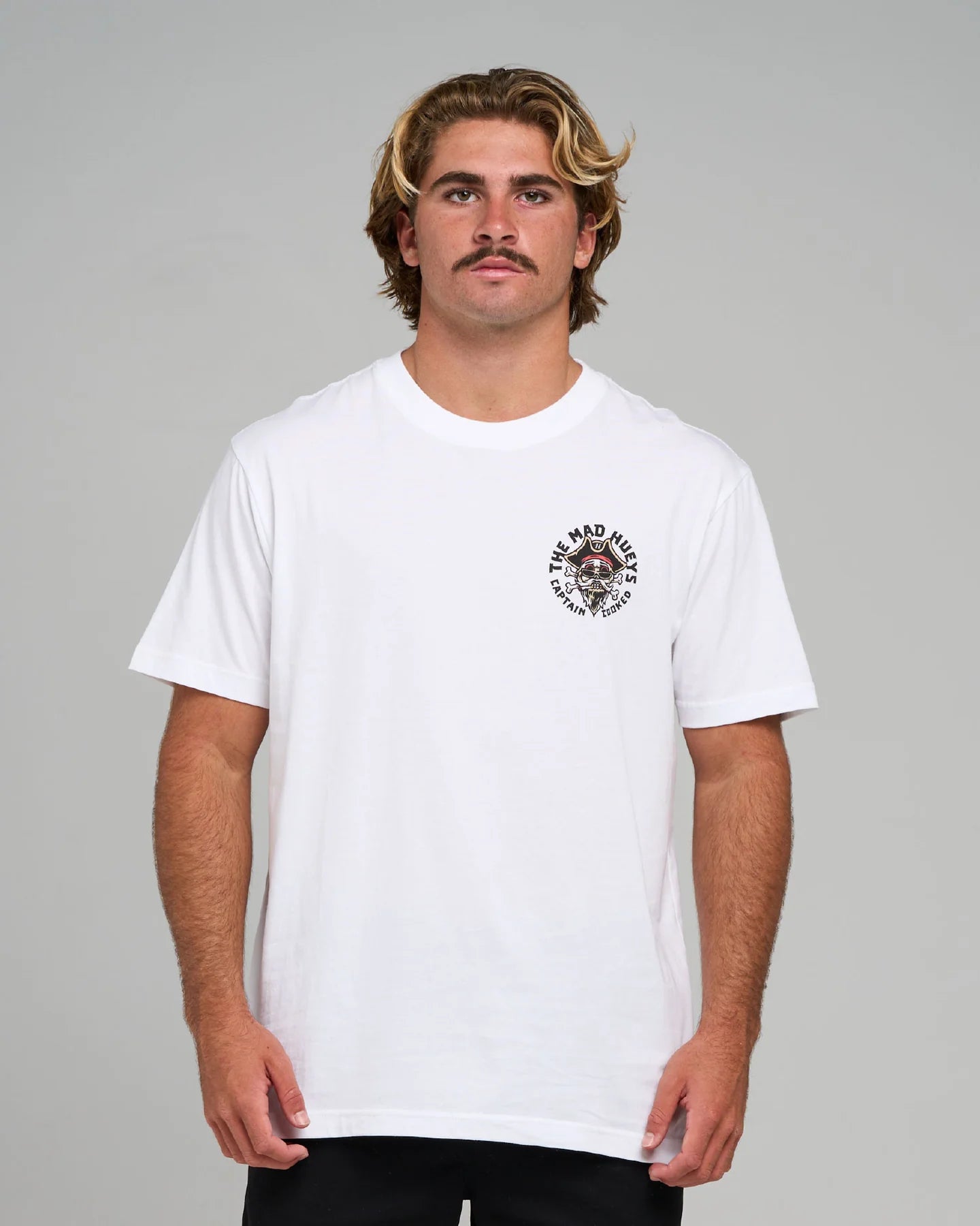 THE MAD HUEYS STUMBLING CAPTAIN COOKED SS TEE MEN’S GRAPHIC T SHIRT WHITE
