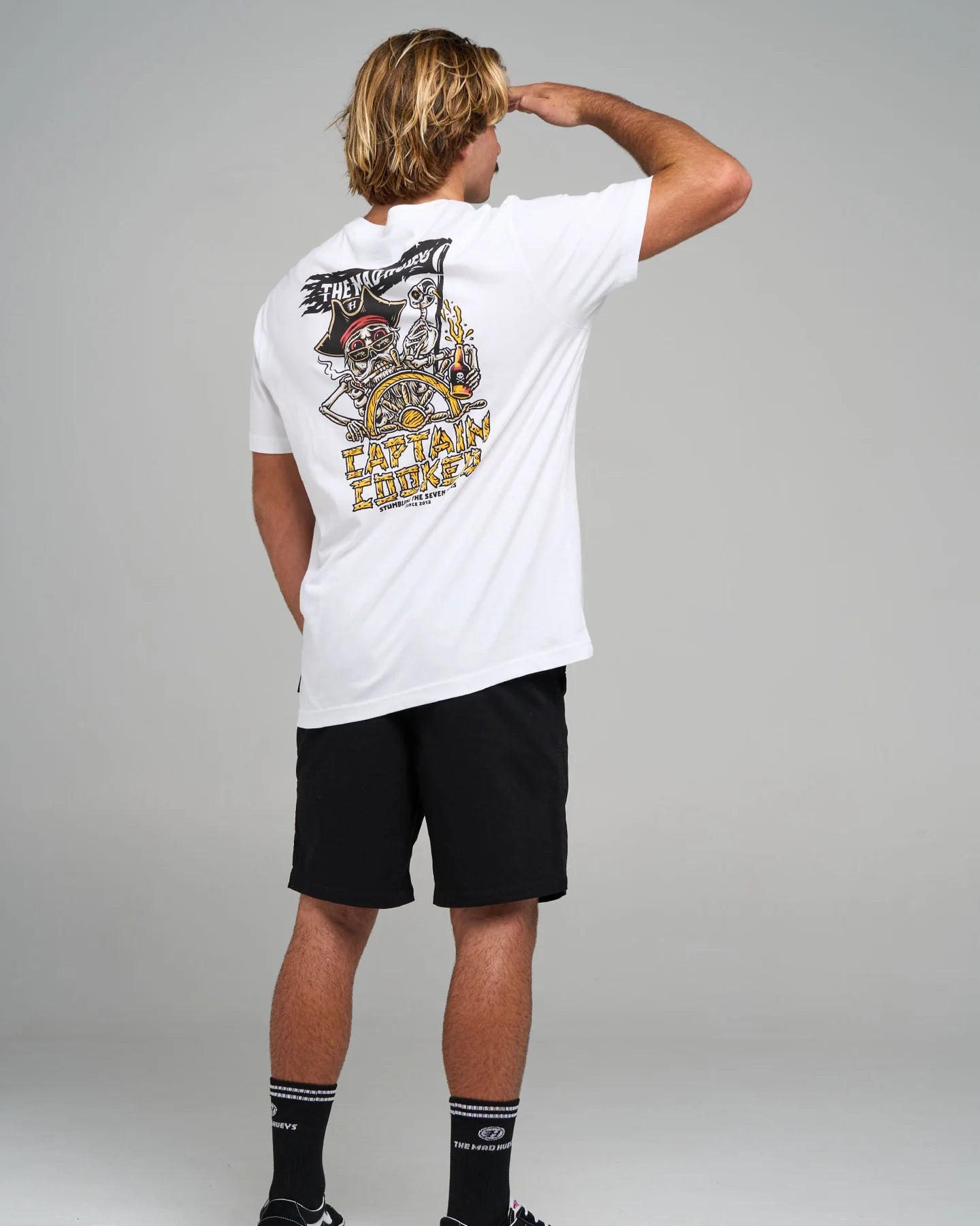 THE MAD HUEYS STUMBLING CAPTAIN COOKED SS TEE MEN’S GRAPHIC T SHIRT WHITE