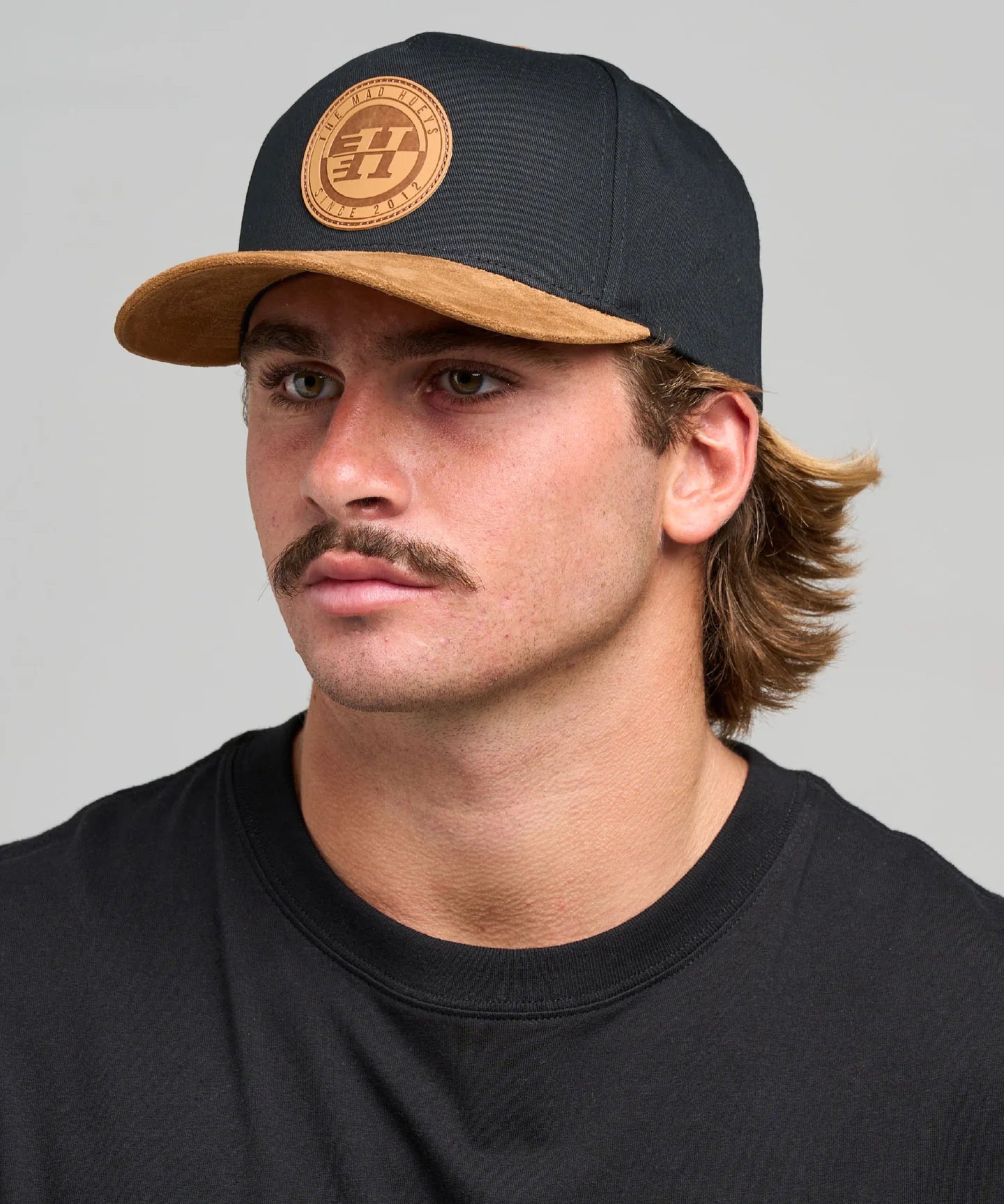 suede-hueys-twill-snapback-black.webp