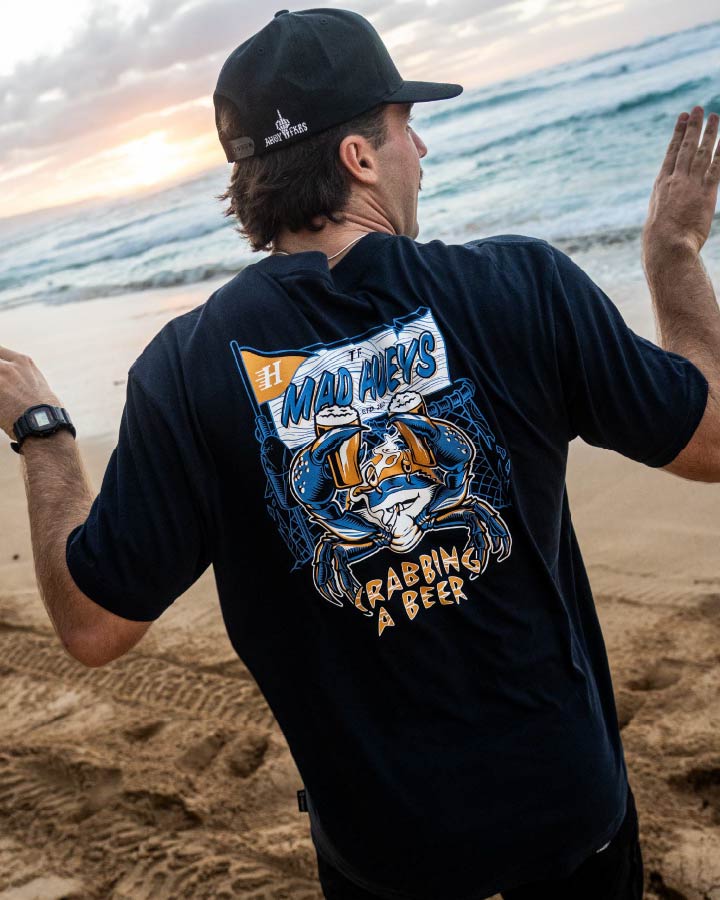 THE MAD HUEYS CRABBING A BEER T-SHIRT – NAVY