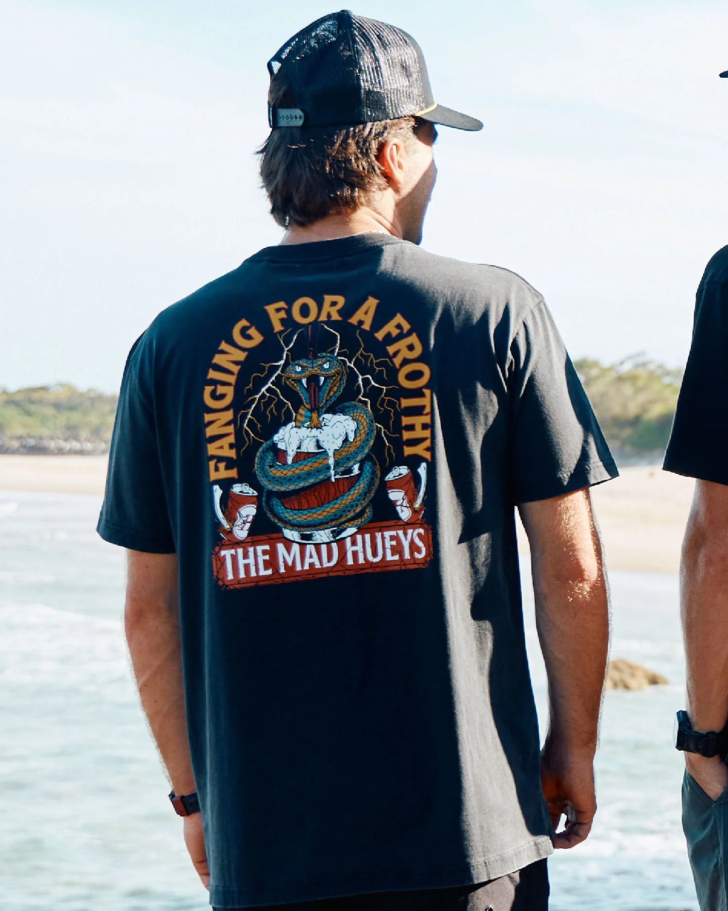 THE MAD HUEYS FANGING KEG SS TEE – WASHED BLACK