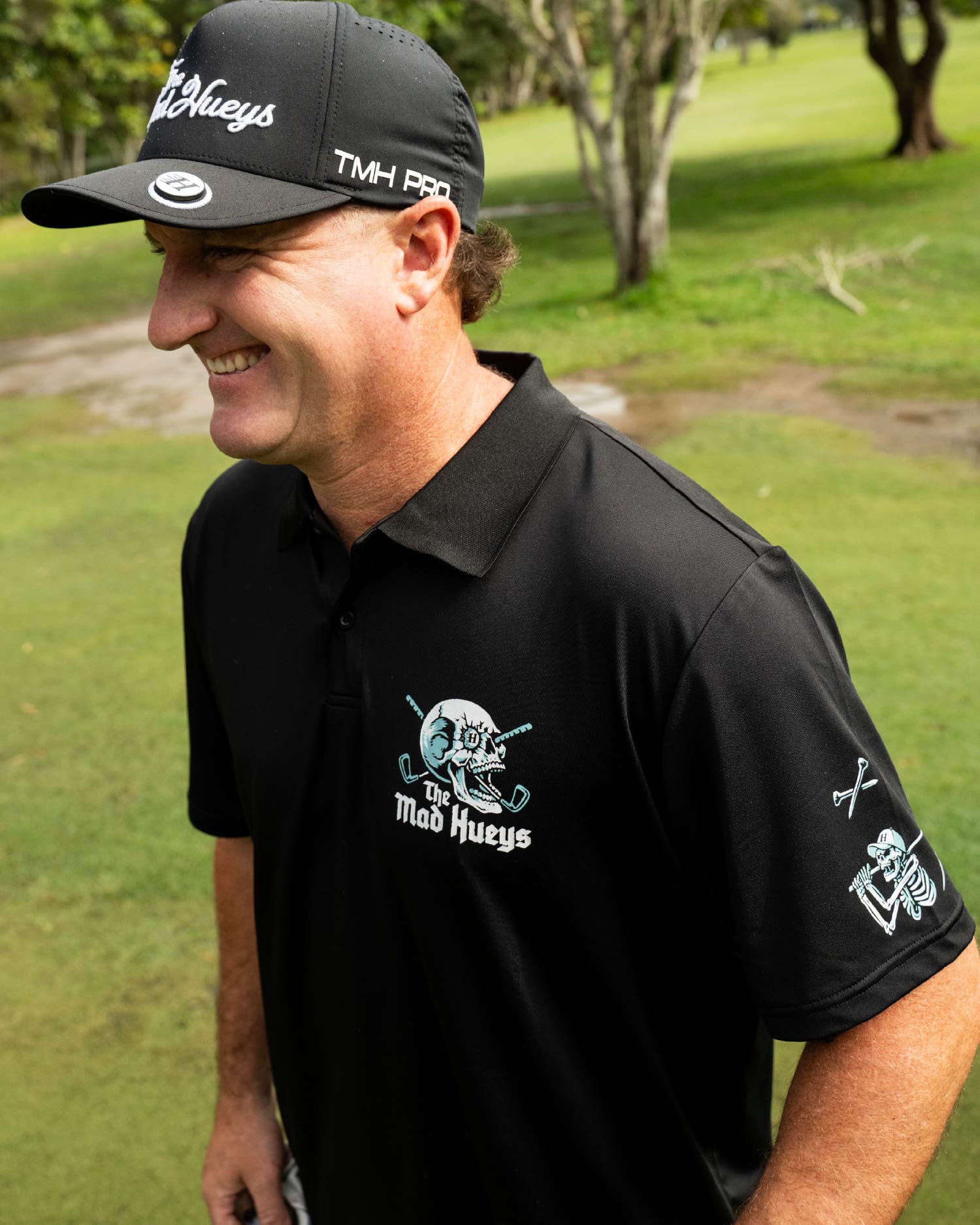THE MAD HUEYS HITTIN FK ALL SS GOLF POLO – BLACK
