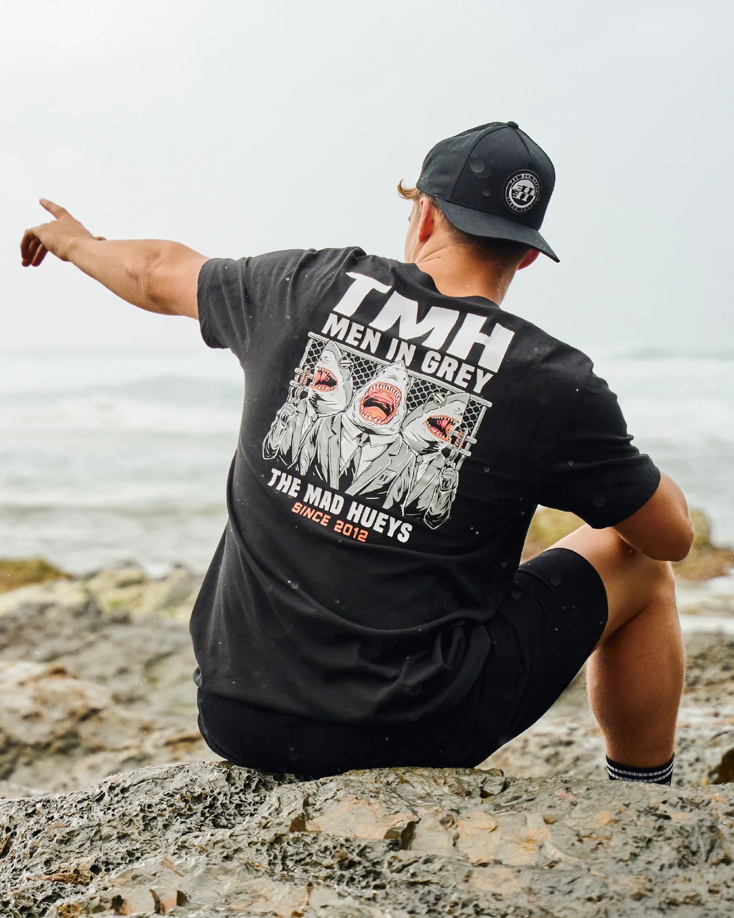 THE MAD HUEYS MEN IN GREY T-SHIRT – BLACK