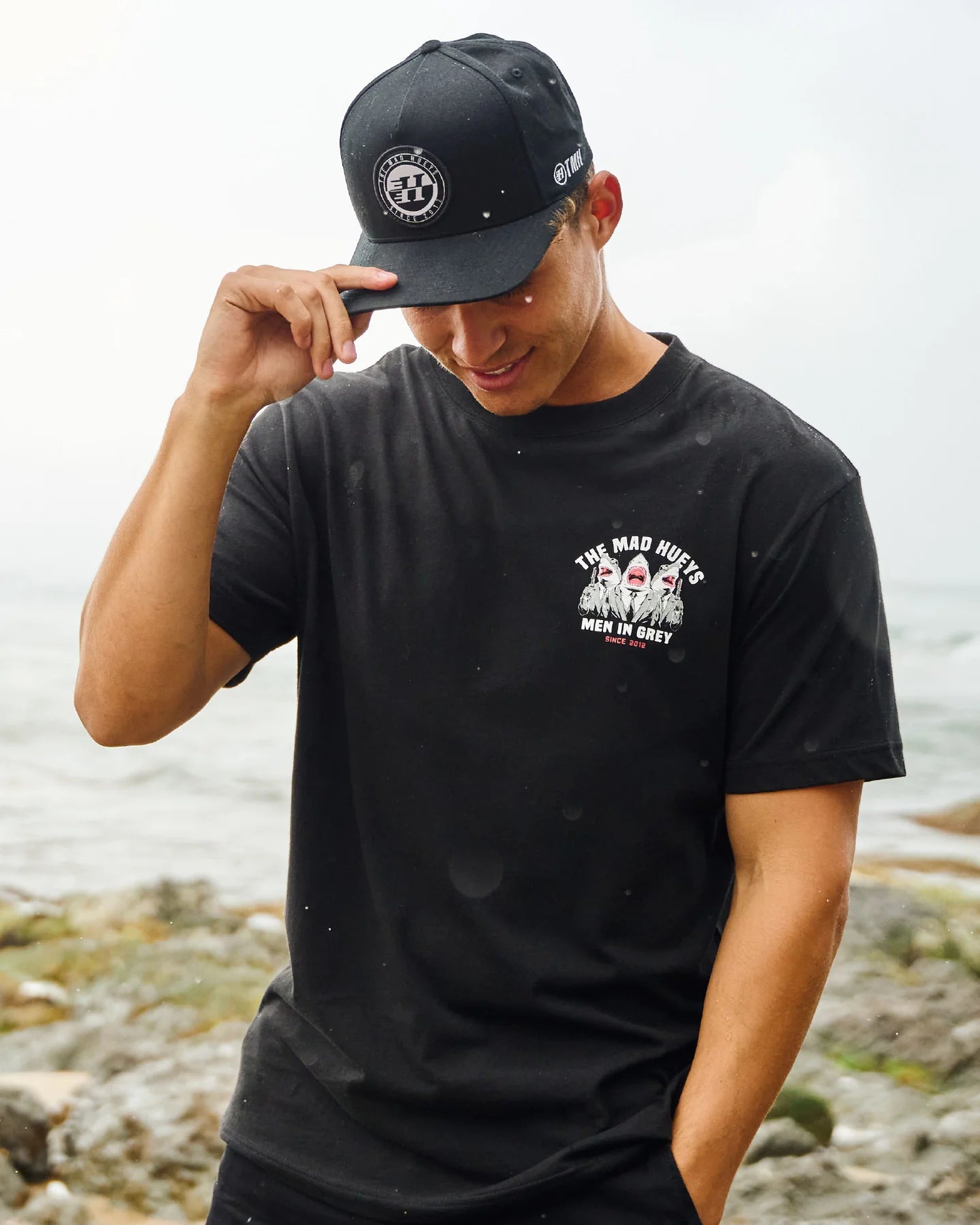 THE MAD HUEYS MEN IN GREY T-SHIRT – BLACK
