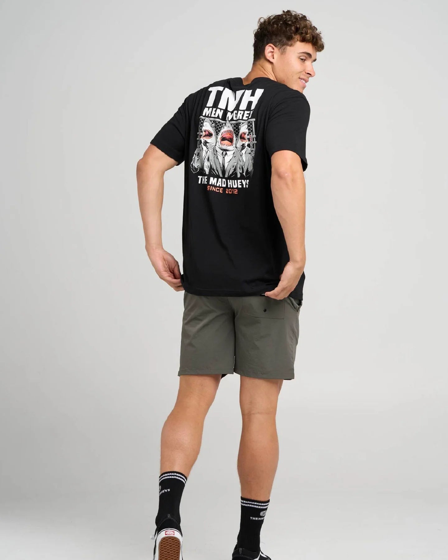 THE MAD HUEYS MEN IN GREY T-SHIRT – BLACK